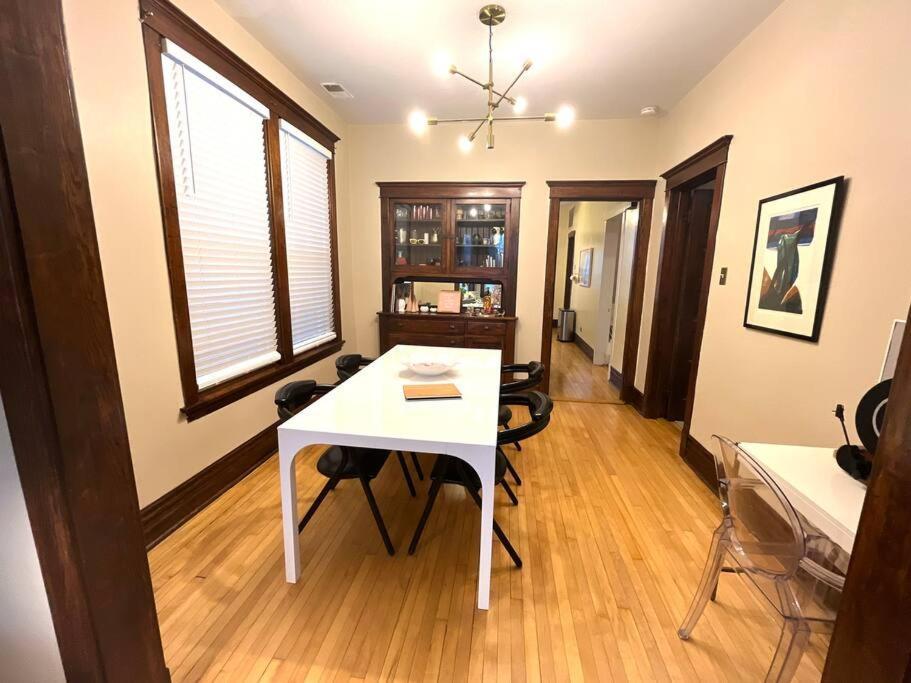 2Br 1Ba Irving Park Updated Vintage Top Unit 2-Flat Chicago Exterior foto